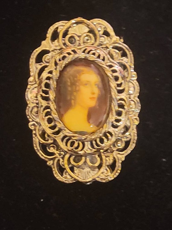 Vintage Brooch Pin Gerry’s Signed Cameo Gold Tone… - image 1