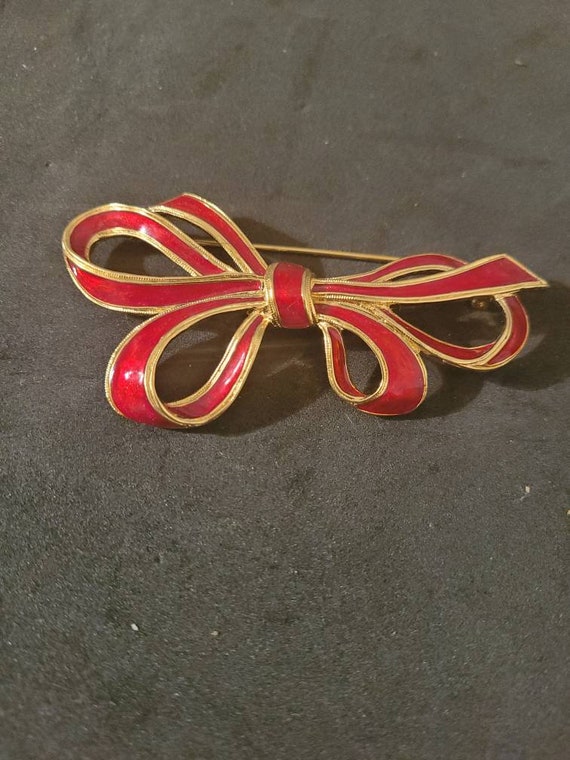 Vintage trifari Christmas bow tie ribbon red ename