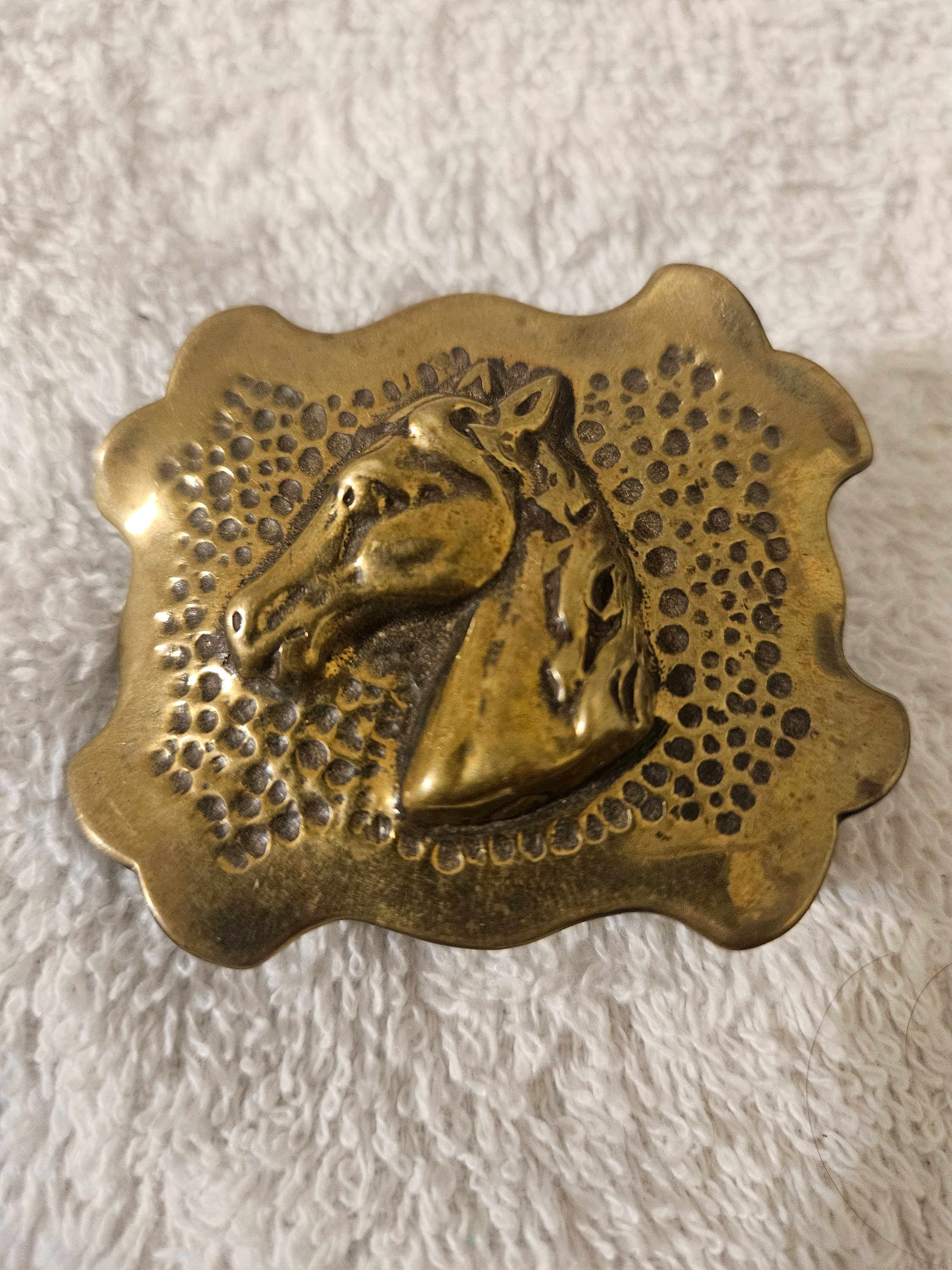 Horse head, brass belt buckle very good condition Horse Head Oval Trophy Buckle - Leathersmith Designs Inc main image 2