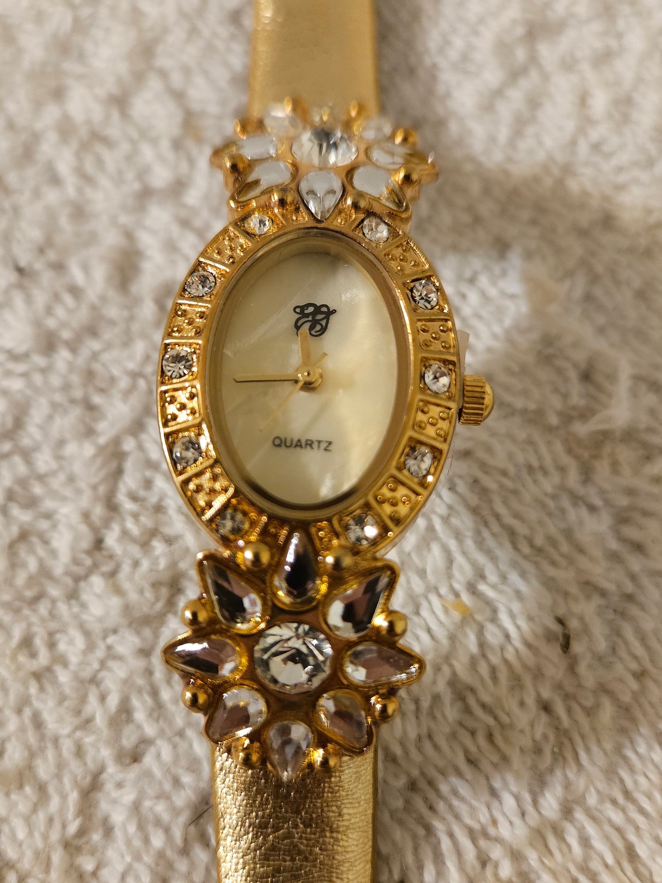 Vintage ELIZABETH TAYLOR White Diamonds Gold Tone Rhinestone  display picture 2