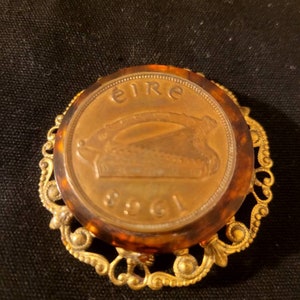 Vintage 1968 Ireland Eire Irish Penny lucky coin in gold tone brooch pin p16