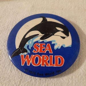 Vtg 1975 Sea World Pinback Button Walt Disney Disneyland Pin Shamoo Orca Whale p6