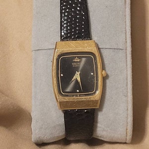 Vtg seiko woman&#39;s gold and black tone deco watch 7320-6120