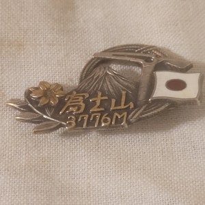 National Park Fuji Japan 3776m vintage pin badge p1