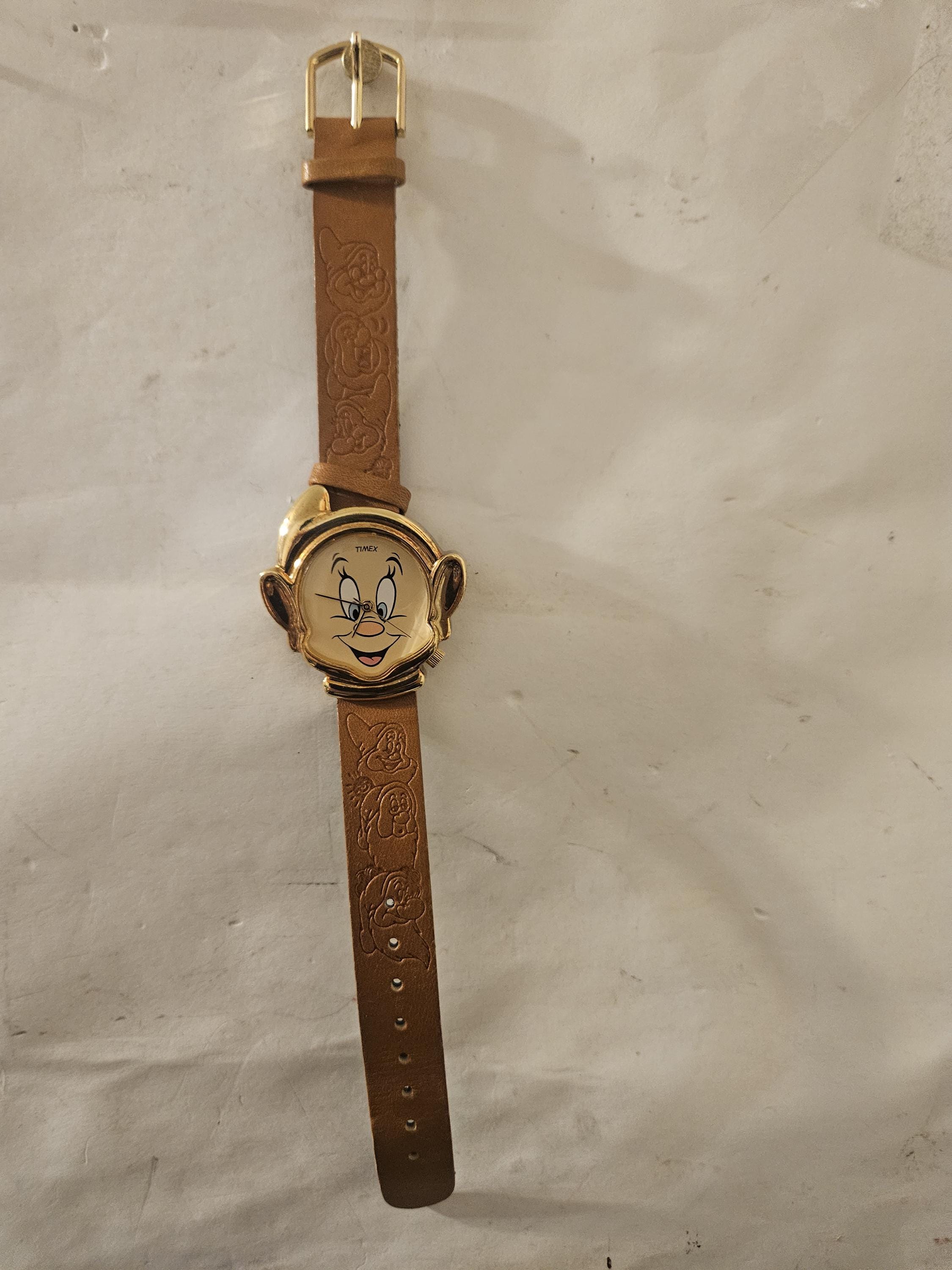 Timex Disney Dopey Mens Watch 35mm Gold Tone Brown Leather New Battery Saaaale????? Very rare Timex x The Lion King This is a  main image 2