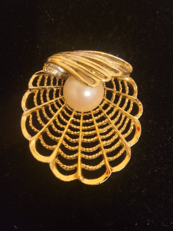 Vintage Gold Tone Shell with Pearl Brooch Pin Sign