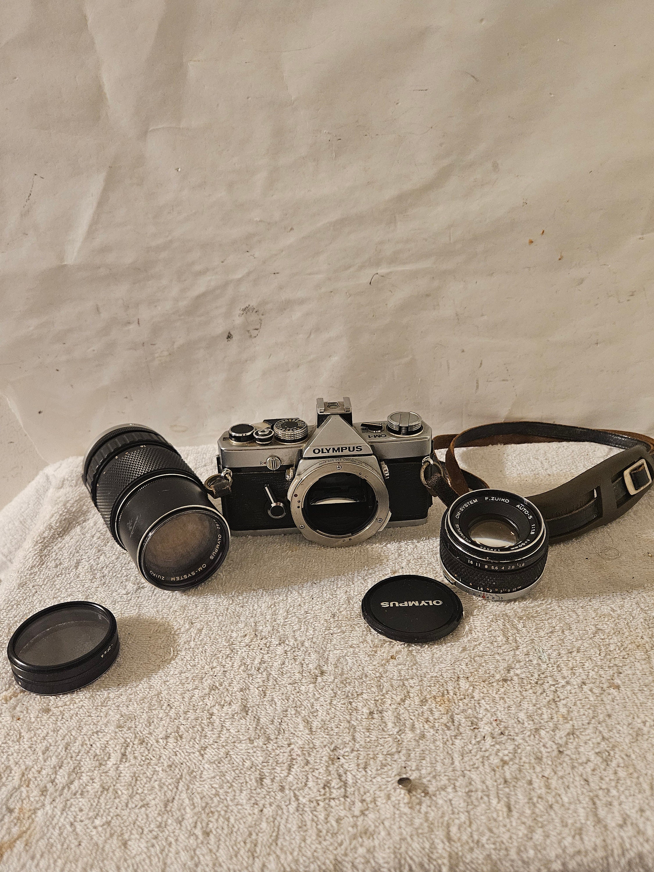 Olympus Om-1 F.zuiko Auto-s 50mm F/1.8 From Japan With 2 Olympus Om-1 F.zuiko Auto-s 50mm F/1.8 From Japan With 2