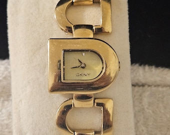 vintage Ladies Gold Tone DKNY D logo dkny Shape Link Wrist Watch NY-4250