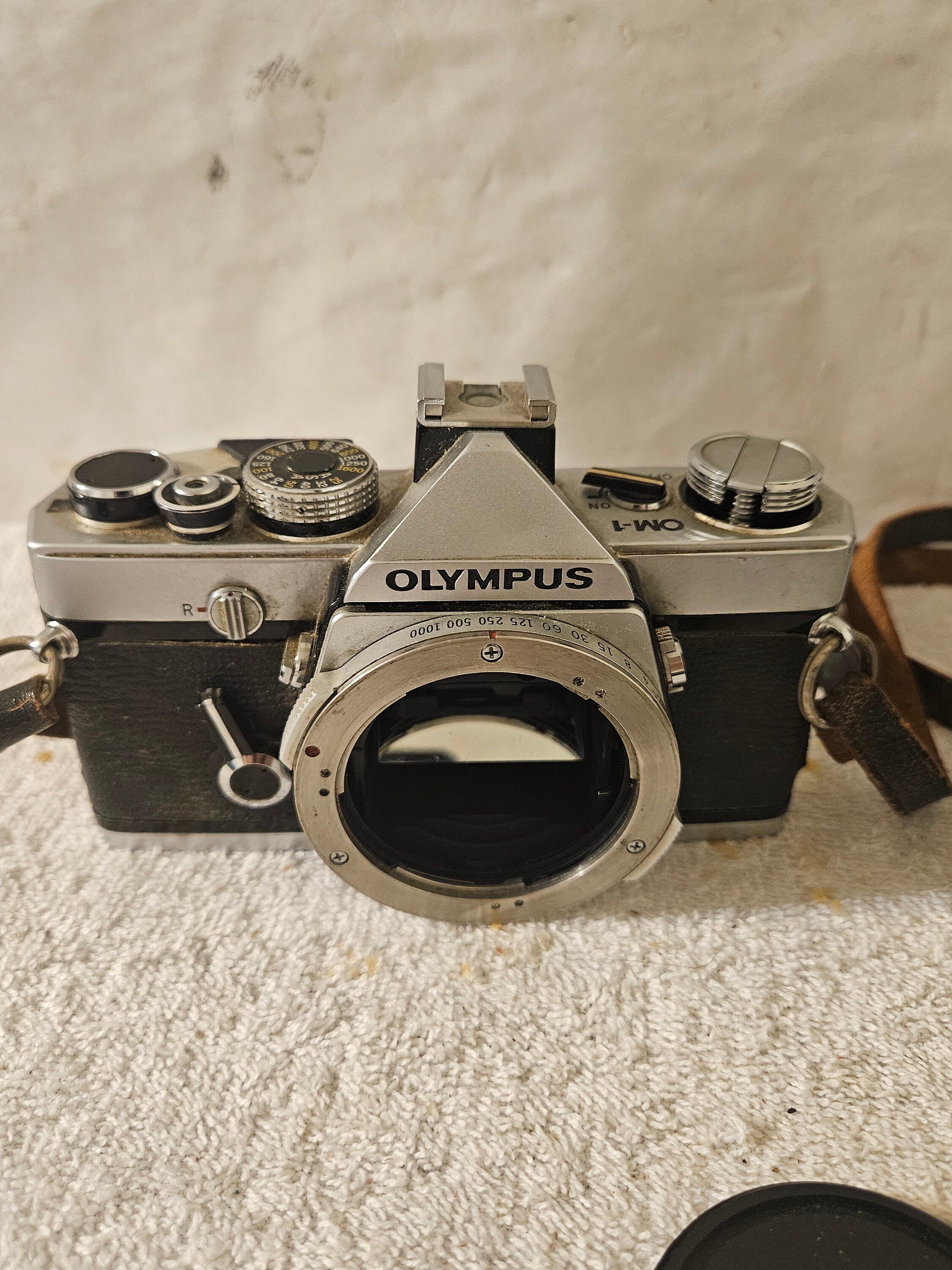 Olympus Om-1 F.zuiko Auto-s 50mm F/1.8 From Japan With 2 Olympus Om-1 F.zuiko Auto-s 50mm F/1.8 From Japan With 2