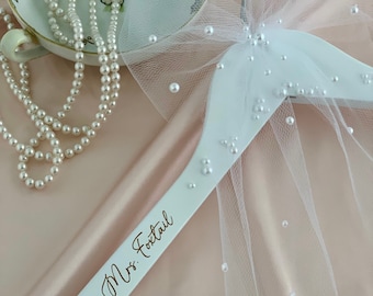 Pearl Bride Hanger, Custom Wedding hanger with name and date, pearl bow wedding dress hanger, Gift for Bride, Tulle wedding bow, Mrs. Hanger
