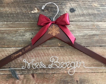 Winter Wedding Hanger / Snowflake Bridal Hanger / Bride's Hanger / Winter Wonderland Wedding / Personalized Bride Hanger / Engraved Hanger
