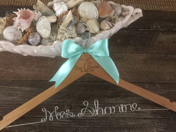 Beach Wedding Hanger / Starfish Bridal Hanger / Bride's Hanger / Starfish Wedding / Personalized Wedding Dress Hanger / Engraved Hanger