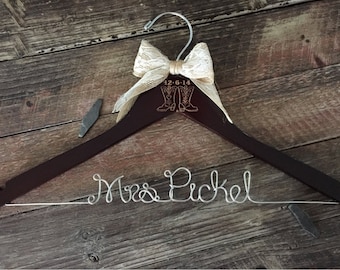 Percha para bodas con diseño de botas vaqueras del oeste / Percha rústica para novias / Percha nupcial / Boda campestre / Boda rústica / Percha personalizada