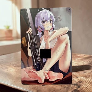 Könnte beinhalten: Ein rechteckiges Metallschild mit einer Anime-Illustration einer Figur mit hellviolettem Haar, die ein weißes Tanktop und dunkle Shorts trägt. Die Figur hält ein großes Scharfschützengewehr mit Zielfernrohr und sitzt mit nackten Füßen.