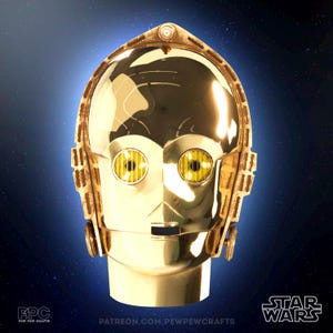 以下が含まれることがあります： スターウォーズの金色のC-3POの頭部。黄色い目と複雑なディテールが特徴です。金属製のロボットの頭部は、星空効果のある青い背景に配置されています。スターウォーズのロゴが右下に表示されています。