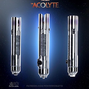 Könnte beinhalten: Drei silberne Lichtschwert-Requisiten mit aufwendigen Details, vor einem dunkelblauen Hintergrund. Die Requisiten haben ein metallisches Finish und verfügen über verschiedene Knöpfe und Paneele. Der Text "THE ACOLYTE" steht oben. Der untere Teil des Bildes enthält "PATREON.COM/PEWPEWCRAFTS".