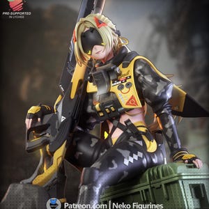 Pode incluir: Figura detalhada de uma personagem feminina em uniforme militar futurista. A figura é predominantemente preta, amarela e cinza, com padrões de camuflagem na roupa. A personagem segura uma arma grande e usa uma viseira. O texto "PRE-SUPPORTED IN LYCHEE" é visível.