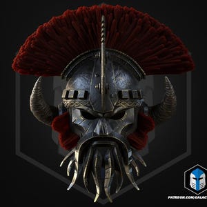 Op de afbeelding: Een gedetailleerde, metalen helm met een rode pluim, gebogen hoorns en ingewikkelde gezichtskenmerken. De helm heeft een donkere, verweerde uitstraling, wat duidt op een door de strijd versleten esthetiek. Het ontwerp bevat elementen van fantasie en historische bepantsering.
