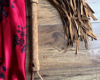 Látigo de cuero de gamuza marrón hecho a mano con 53 longitudes y anchos diferentes, látigo de disciplina y castigo BDSM, mango de gamuza hecho a medida