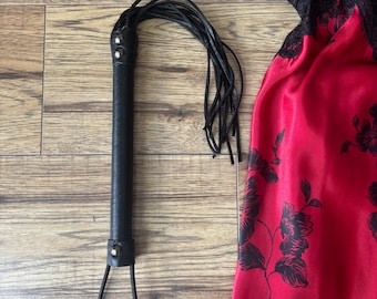 Chicote francês Martinet tradicional, feito à mão em couro genuíno, com dez tiras de couro, cabo de 25 cm revestido em couro e argola de couro.