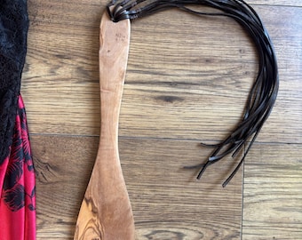 Fouet court BDSM en cuir véritable, style inhabituel, fait main, manche en bois d'olivier, dix lanières marron.