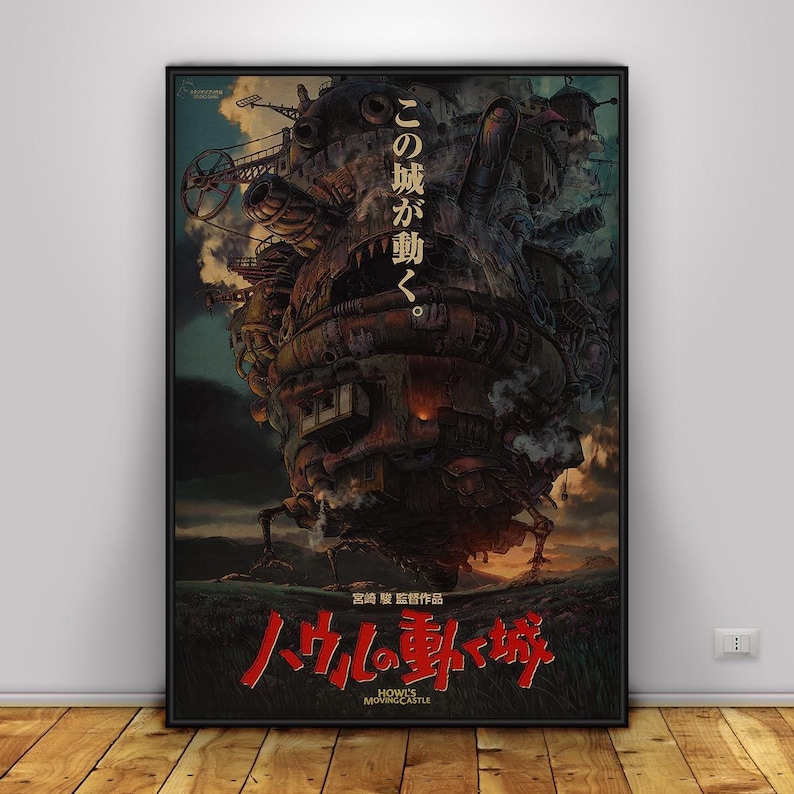 K&ouml;nnte beinhalten: Ein gerahmtes Poster mit einer detaillierten Illustration eines sich bewegenden Schlosses. Das Schloss ist eine komplexe Struktur mit mechanischen Elementen, vor einem dunklen, atmosph&auml;rischen Hintergrund. Japanischer Text und der Titel "Howl's Moving Castle" sind sichtbar.