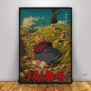 K&ouml;nnte beinhalten: Gerahmtes Poster mit einer Szene aus dem Anime-Film Howl's Moving Castle. Die Illustration zeigt eine &auml;ltere Frau mit einem Hund auf einem Weg, im Hintergrund ein fahrendes Schloss. Japanischer Text und Filmtitel sind sichtbar.
