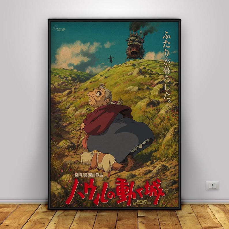 K&ouml;nnte beinhalten: Gerahmtes Poster mit einer Szene aus dem Anime-Film Howl's Moving Castle. Die Illustration zeigt eine &auml;ltere Frau mit einem Hund auf einem Weg, im Hintergrund ein fahrendes Schloss. Japanischer Text und Filmtitel sind sichtbar.
