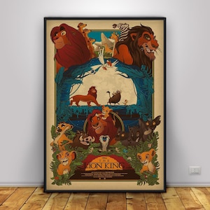 Op de afbeelding: Een ingelijste poster met personages uit Disney's The Lion King. Het kunstwerk toont Simba, Mufasa, Scar, Timon, Pumbaa en andere personages in een kleurrijke, geïllustreerde stijl. De titel "The Lion King" staat onderaan.