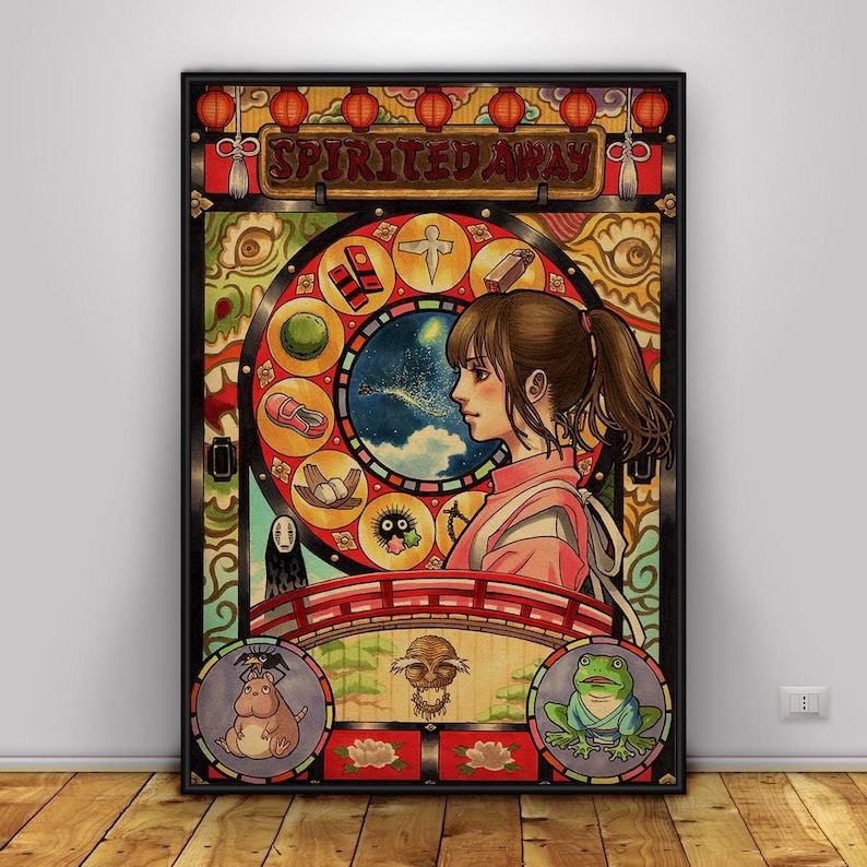 Op de afbeelding: Een ingelijste poster met een kleurrijke illustratie uit de animatiefilm "Spirited Away". Het kunstwerk toont een jonge vrouw in profiel, omringd door cirkelvormige vignetten met personages en symbolen. De titel "Spirited Away" staat bovenaan.