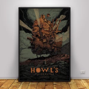 K&ouml;nnte beinhalten: Gerahmtes Poster mit dem Anime-Film "Das wandelnde Schloss". Das Kunstwerk zeigt das Schloss in Braun- und Oranget&ouml;nen vor einem dunklen, bew&ouml;lkten Himmel. Der Titel ist in orangefarbener Schrift unten zu sehen.