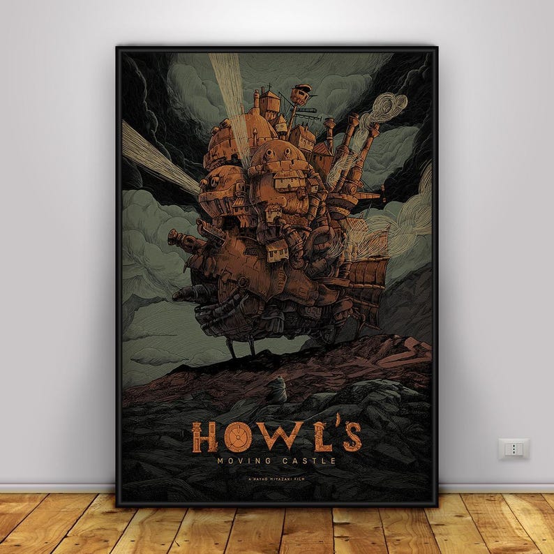 K&ouml;nnte beinhalten: Gerahmtes Poster mit dem Anime-Film "Das wandelnde Schloss". Das Kunstwerk zeigt das Schloss in Braun- und Oranget&ouml;nen vor einem dunklen, bew&ouml;lkten Himmel. Der Titel ist in orangefarbener Schrift unten zu sehen.