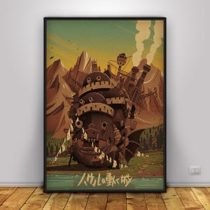 K&ouml;nnte beinhalten: Ein gerahmter Kunstdruck mit einem braunen, skurrilen Schloss mit mehreren Schornsteinen und einem l&auml;chelnden Gesicht. Der Hintergrund zeigt Berge, einen See und den Himmel in Gr&uuml;n-, Gelb- und Braunt&ouml;nen. Japanischer Text unten.