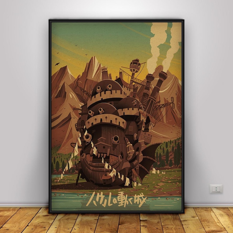 K&ouml;nnte beinhalten: Ein gerahmter Kunstdruck mit einem braunen, skurrilen Schloss mit mehreren Schornsteinen und einem l&auml;chelnden Gesicht. Der Hintergrund zeigt Berge, einen See und den Himmel in Gr&uuml;n-, Gelb- und Braunt&ouml;nen. Japanischer Text unten.