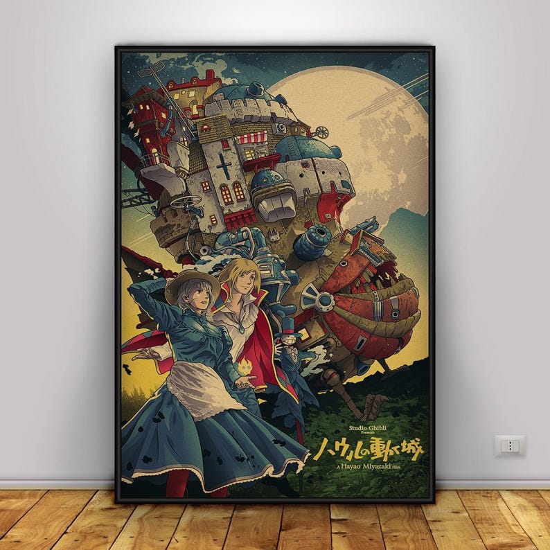 K&ouml;nnte beinhalten: Ein gerahmtes Poster mit einer farbenfrohen Illustration aus dem Animationsfilm "Das wandelnde Schloss". Das Kunstwerk zeigt ein gro&szlig;es, skurriles Schloss mit Figuren im Vordergrund, vor einem mondbeschienenen Himmel. Das Poster hat japanischen Text.