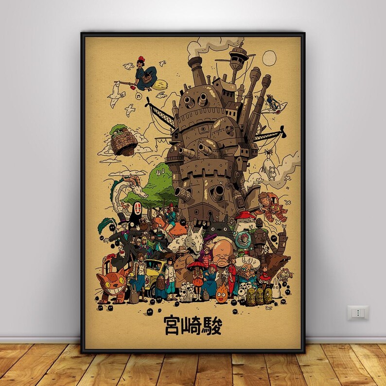 K&ouml;nnte beinhalten: Ein gerahmtes Poster mit einer detaillierten Illustration eines fantastischen, von Steampunk inspirierten Schlosses mit zahlreichen Charakteren aus einem Zeichentrickfilm. Das Kunstwerk ist in Braun-, Beige- und Beiget&ouml;nen gehalten, mit japanischem Text unten.
