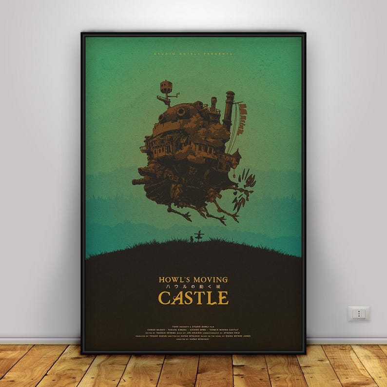 K&ouml;nnte beinhalten: Gerahmtes Poster mit dem Titel "Howl's Moving Castle". Es zeigt ein braunes, steampunkartiges Schloss, das &uuml;ber einem gr&uuml;nen H&uuml;gel schwebt. Der Hintergrund ist ein Farbverlauf von Gr&uuml;n und Blau. Der Titel ist goldfarben.