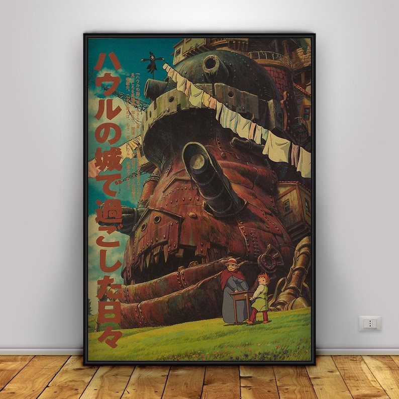 K&ouml;nnte beinhalten: Gerahmtes Poster mit einer Szene aus einem Zeichentrickfilm. Das Kunstwerk zeigt eine gro&szlig;e, mechanische Struktur in Rot- und Braunt&ouml;nen, mit japanischem Text auf der linken Seite. Ein gr&uuml;nes Feld und ein blauer Himmel bilden den Hintergrund.