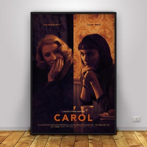 Può includere: Un poster cinematografico incorniciato per "Carol" con Cate Blanchett e Rooney Mara. Il poster ha un design diviso con ogni attrice su un lato. Il titolo "Carol" è in lettere arancioni in basso.