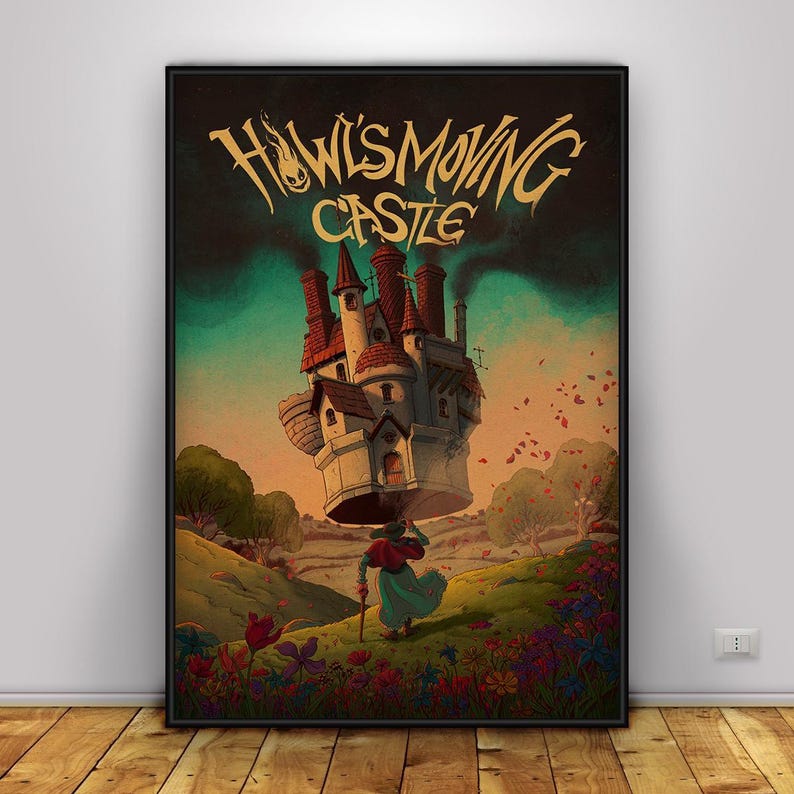K&ouml;nnte beinhalten: Gerahmter Kunstdruck mit dem Titel "Howl's Moving Castle". Das Bild zeigt ein fantastisches Schloss, das &uuml;ber einer Landschaft schwebt und von einer Person in einem langen Mantel getragen wird, mit einem farbenfrohen Hintergrund.
