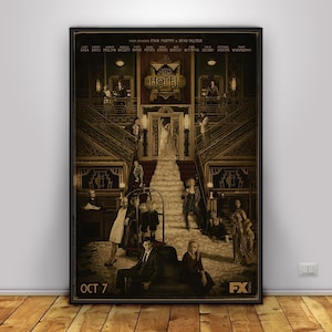 Peut inclure: Une affiche encadrée pour AHS Hotel, avec une image sépia d'un grand intérieur d'hôtel. L'affiche présente un escalier, plusieurs personnages et le texte "AHS HOTEL". La date "OCT 7" et le logo FX sont en bas.