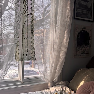 Może przedstawiać: Biały ceramiczny kubek z czarnym uchwytem i napisem "But First, Coffee" pogrubioną czcionką. Kubek ma prawdopodobnie pojemność 310-425 ml, idealny na poranny napój.