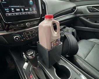 Adaptador personalizado para portavasos cuadrado de medio galón con compartimento secreto / Accesorio para coche con nombre personalizado / Compatible con Wawa Tea / Regalo perfecto para conductores