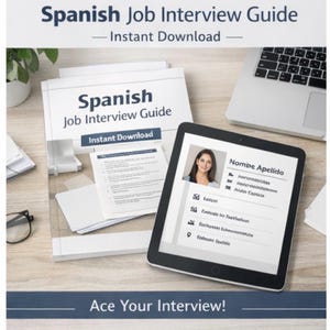 Puede incluir: Una guía digital titulada "Guía de entrevista de trabajo en español - Descarga instantánea" se muestra en una tableta y materiales impresos. La tableta muestra una plantilla de currículum. También se ven un portátil y gafas. La frase "¡Triunfa en tu entrevista!" está en la parte inferior.