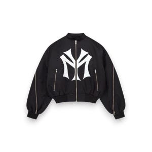 Könnte beinhalten: Schwarze Bomberjacke mit weißem Logo auf der Vorderseite. Die Jacke hat einen Reißverschluss, zwei Seitentaschen und Reißverschlüsse an den Ärmeln. Die Jacke ist aus leichtem Material gefertigt und hat eine lockere Passform.