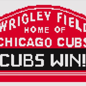Op de afbeelding: Rode en witte afbeelding met de tekst "Wrigley Field Home of Chicago Cubs" en "CUBS WIN!" in pixelstijl. Het ontwerp doet denken aan een vintage scorebord of bord, ter ere van de Chicago Cubs.