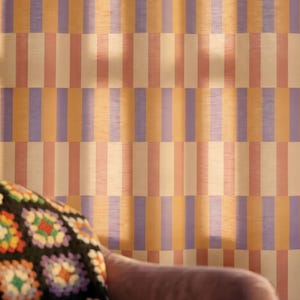 Può includere: Un tessuto a motivi con strisce verticali nei colori pesca, lavanda, crema e oro. Adatto per tappezzeria o arredamento.