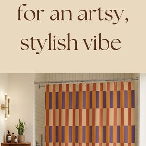 Pu&ograve; includere: Una collezione di tre tende da doccia caratterizzate da un motivo ripetuto di blocchi rettangolari verticali in varie combinazioni di colori, tra cui rosso, viola, crema, arancione e verde menta, mostrate in diversi bagni.