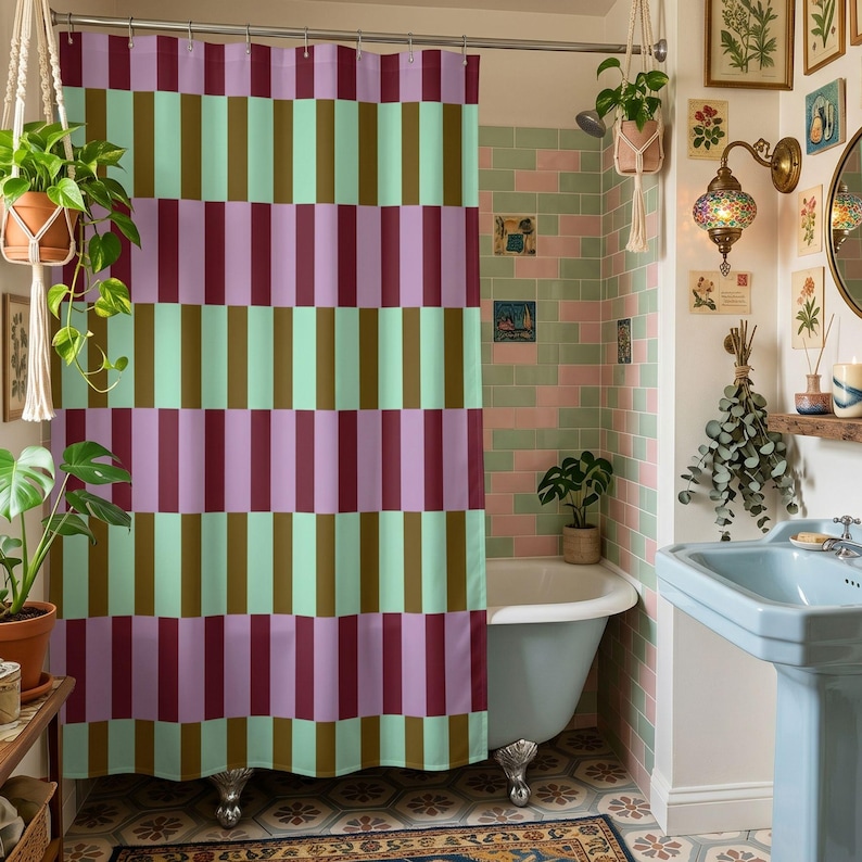 Pu&ograve; includere: Una tenda da doccia caratterizzata da un motivo a strisce verticali ripetute in tonalit&agrave; alternate di bordeaux profondo, verde oliva tenue e lavanda delicato. Il tessuto &egrave; appeso a un'asta in metallo e presenta un design geometrico costante.