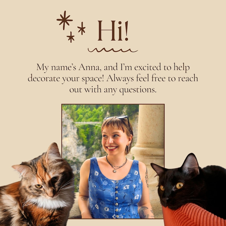 Pu&ograve; includere: Una grafica beige con il testo Hi! My name's Anna, and I'm excited to help decorate your space! Always feel free to reach out with any questions. Sotto il testo c'&egrave; la foto di una persona con un top blu a fiori, affiancata da un gatto.